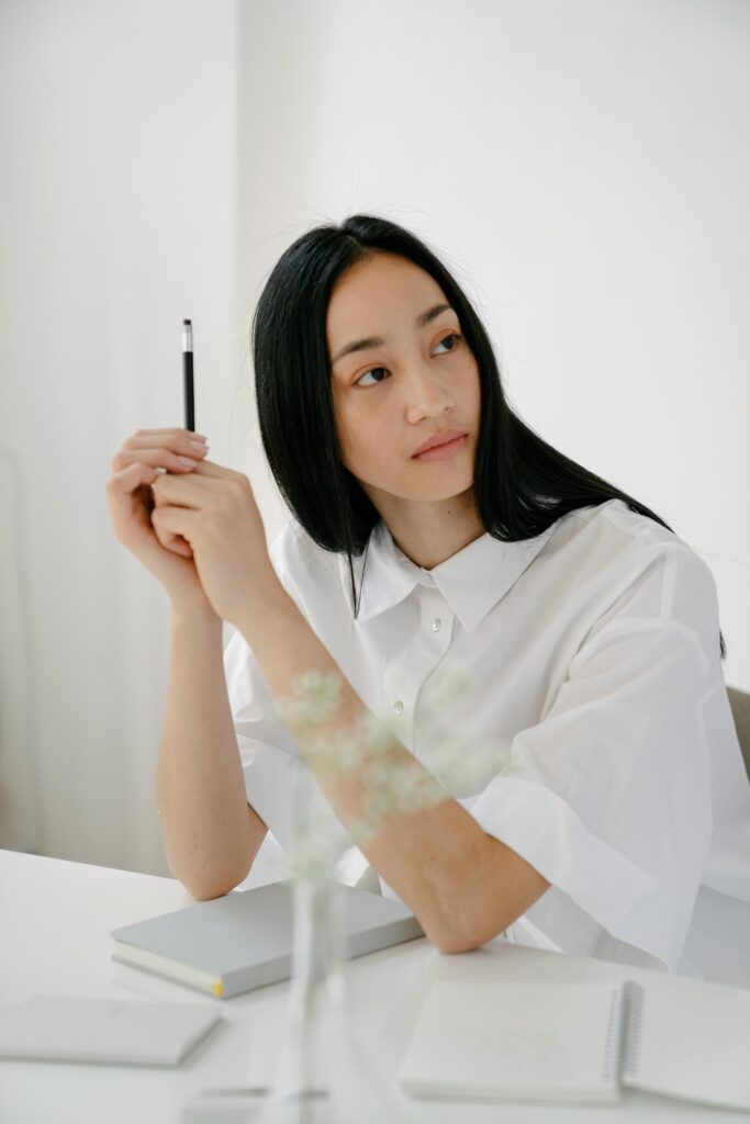 pexels-john-diez-7578663-683x1024 كيفية بناء مشروع رقمي يحقق لك دخلًا شهريًا ثابتًا من الإنترنت